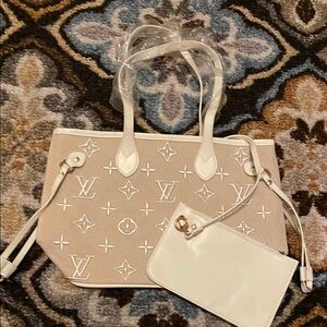 Elegant White  Tote Bag. Closet clear out sold as is . No returns. Fashion bag**